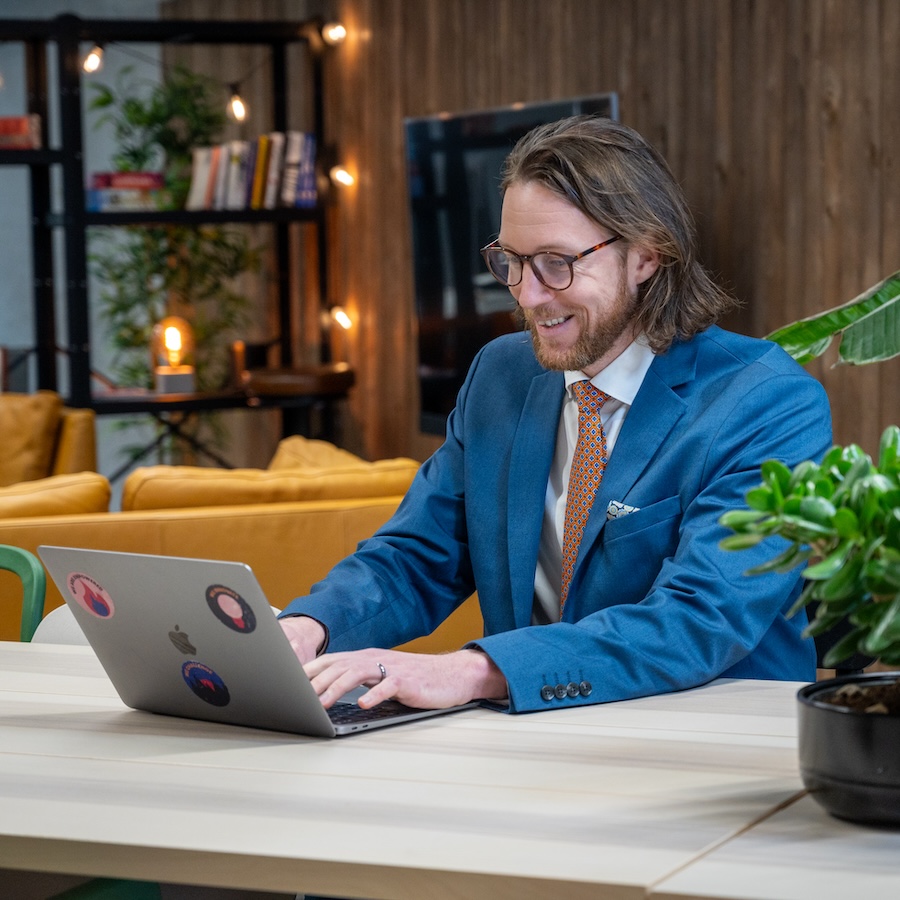 David from Grandur Digital AB with his arms out welcoming you