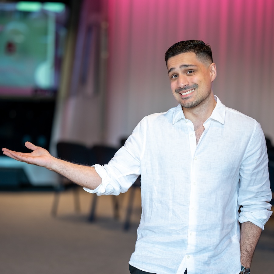 David from Grandur Digital AB with his arms out welcoming you