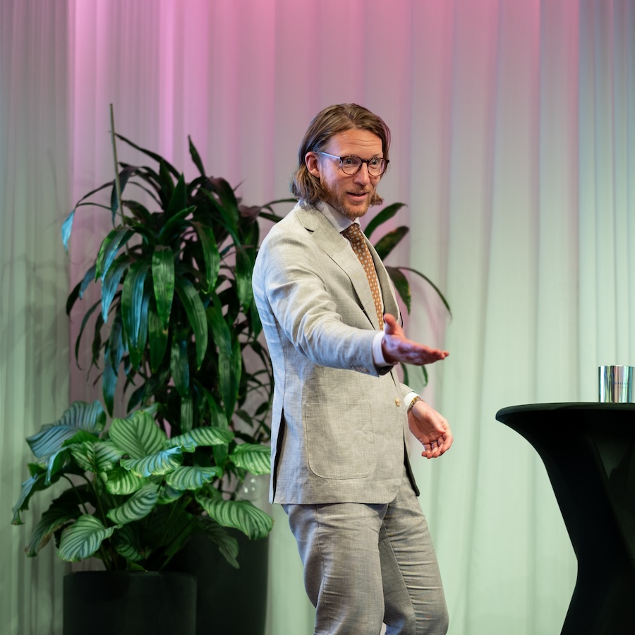 David from Grandur Digital AB with his arms out welcoming you